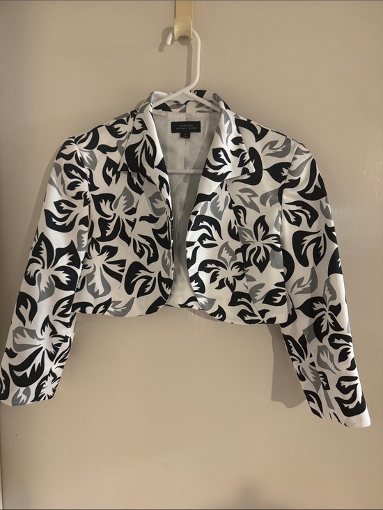 Tahari ASL Jackets & Blazers - Tahari ASL Black White and Gray Floral Cropped Bolero Blazer